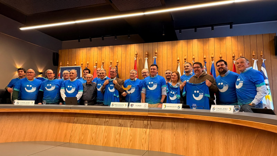 Daniel Ximénez y los intendentes de todo el país con la camiseta de la Pérez Scremini (Foto: Congreso de Intendentes)