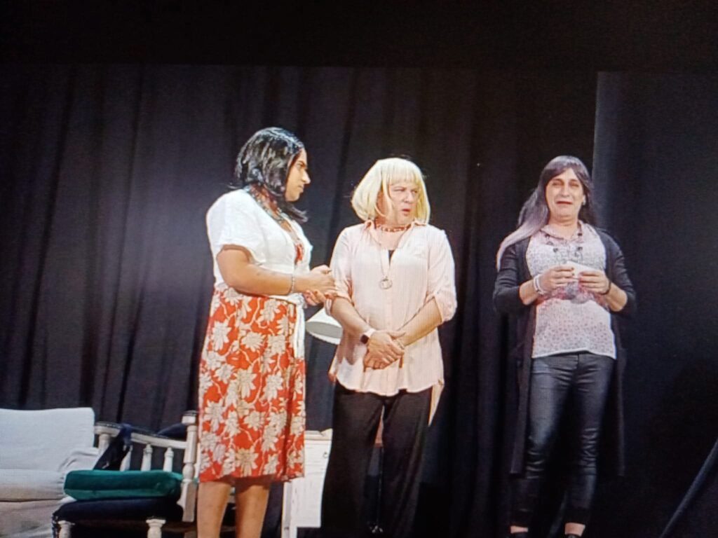 Escena del estreno de Amigas desgraciadas en el 2021.