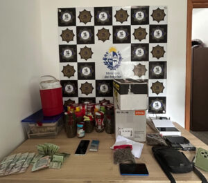 Incautación de drogas y dinero, entre otros efectos, en allanamientos (Foto: Prensa Jefatura de Policía de Lavalleja)