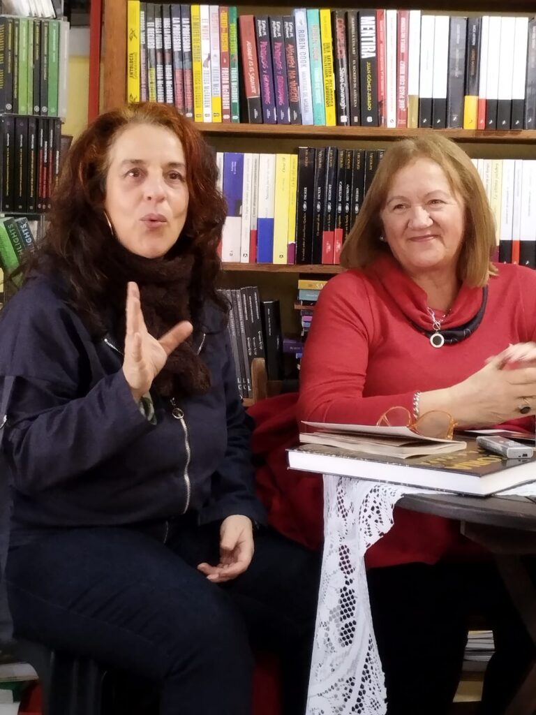 Nair Libonatti y Malia Ferrer presentando “Kalangué”.