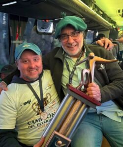 Gerardo “Diablo” Cano con una nueva Copa del Interior junto a su ayudante de campo Jorge Núñez. (Foto Redes Sociales de Libertad).