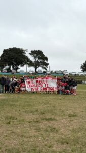 Plantel de Lavalleja Fútbol Club en el debut ante Las Delicias. (Foto: Gentileza Redes Sociales de Lavalleja)
