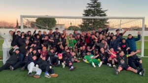 Integrantes del plantel de jugadores, cuerpo técnico y allegados de Lavalleja, celebrando el título Minuano Sub 20. (Foto proporcionada por Santiago Blanco Perlas)