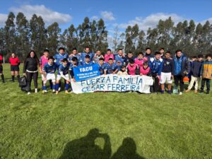 Plantel de Sportivo Minas que le ganó a Nacional en el debut, con banderas alusivas a la desaparición física de su ex jugador, Facundo Cesar Ferreira. (Foto: Gonzalo Martínez).