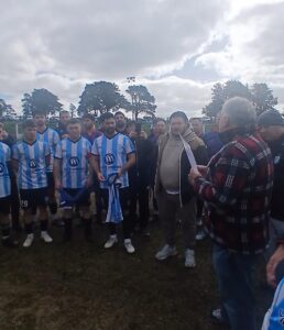 Nuestro Director de Deportes, Waldemar Martínez, haciendo uso de la palabra como maestro de ceremonia designado por la directiva de los albicelestes para esta instancia.