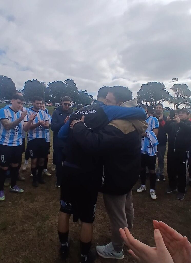 El presidente de Las Delicias, Miguel Cortes, en momentos de entregar el reconocimiento a Diego Lezcano.
