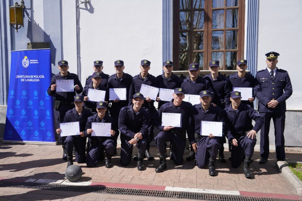 Los quince egresados con sus diplomas.