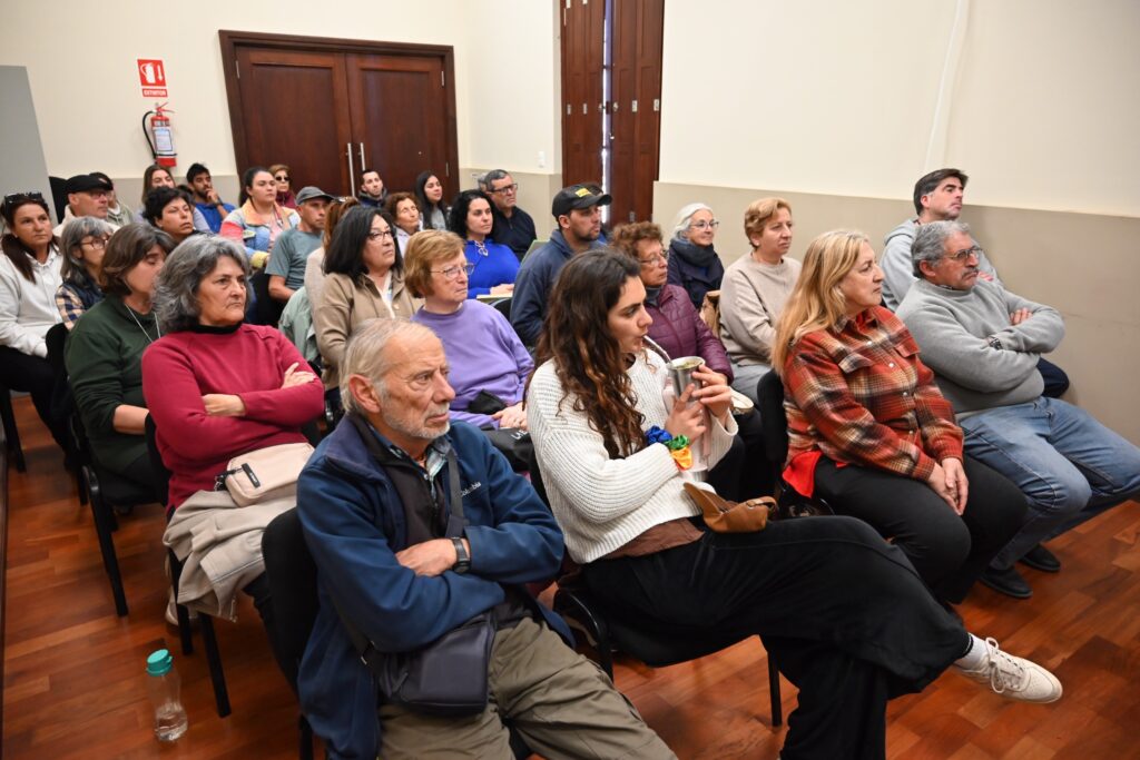 Vecinos presentes en la entrega de semillas y capacitación en el barrio Estación (Foto: Prensa IDL)