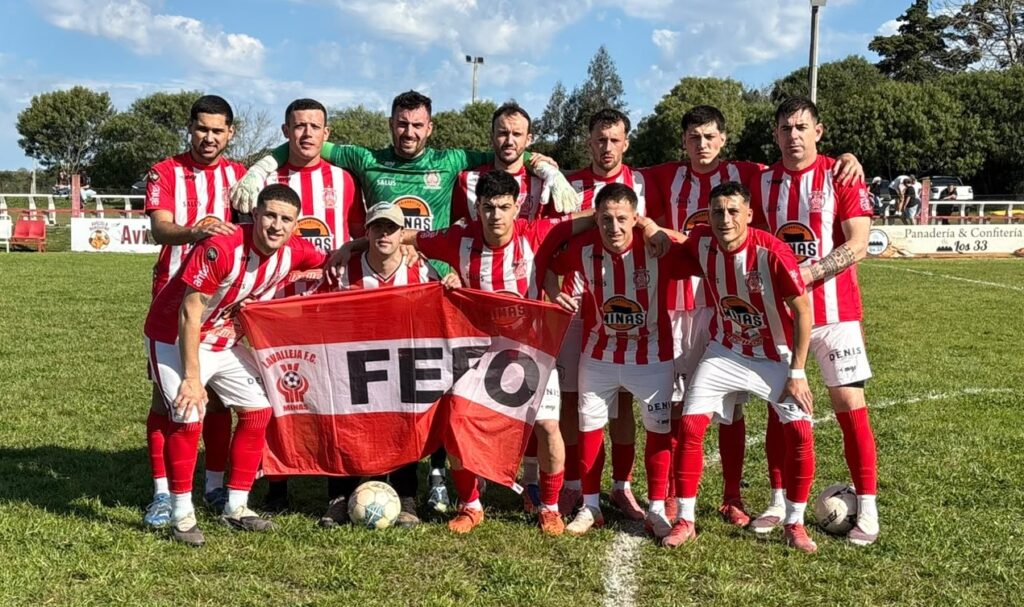Lavalleja sumó su sexta victoria consecutiva, es el único invicto, y con un partido menos lidera con Las Delicias. Integración albirroja ante Sportivo Minas. Parados: William Pacheco, Adolfo Liesegang, Valentín Melgar, Matías Dutour, Brayan Velásquez, Nagüel Quimbo, Javier Vargas. Agachados: Lucas Velázquez, Osvaldo Vázquez, Samuel Gómez, Braian Vergara.