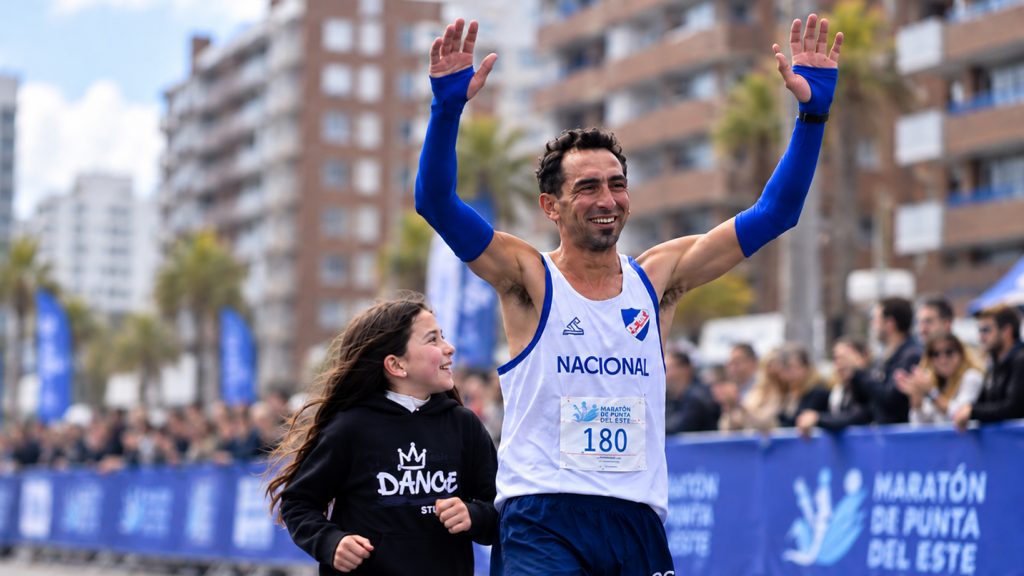 Alexis Castro llegando a la meta junto a su hija. (Foto: Portada Punta del Este)