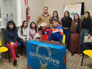 Autoridades con los pequeños ganadores de los Fondos FINNA