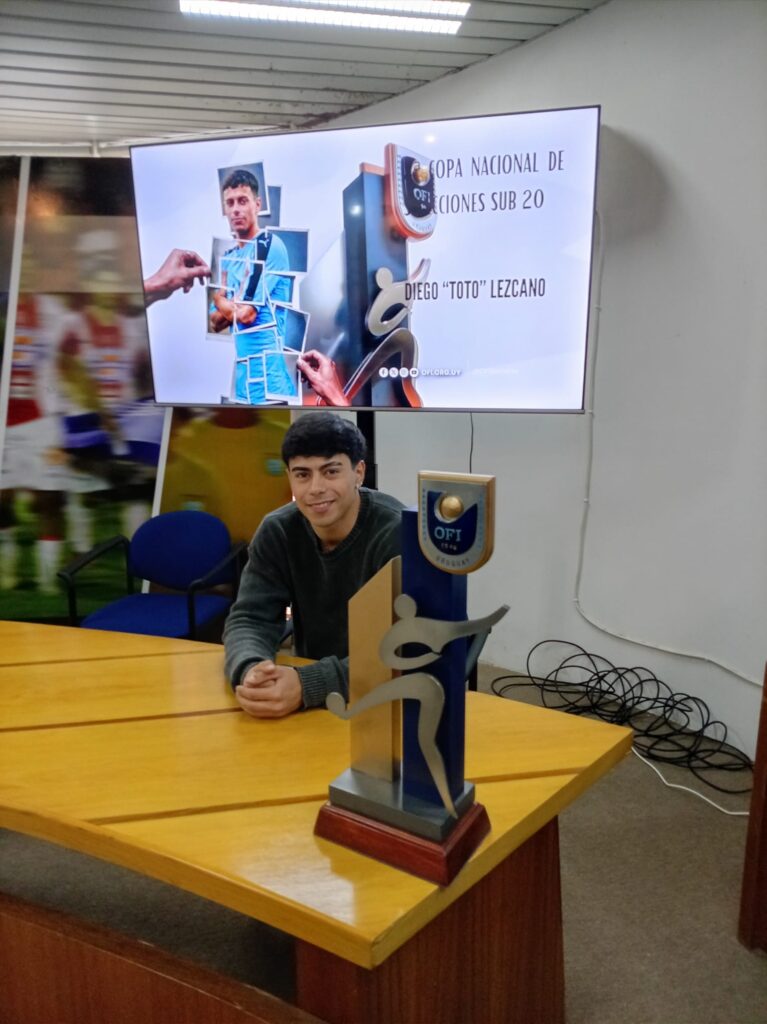 Diego “Toto” Lezcano presente ayer en el Lanzamiento del Torneo Sub 20 junto al trofeo que lleva su nombre. (Foto: Carlos Fernández Pereira).