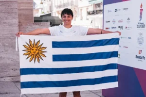 Leonella Acosta con la bandera uruguaya. (Foto: COU).