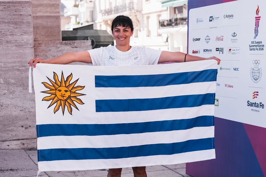 Leonella Acosta con la bandera uruguaya. (Foto: COU).