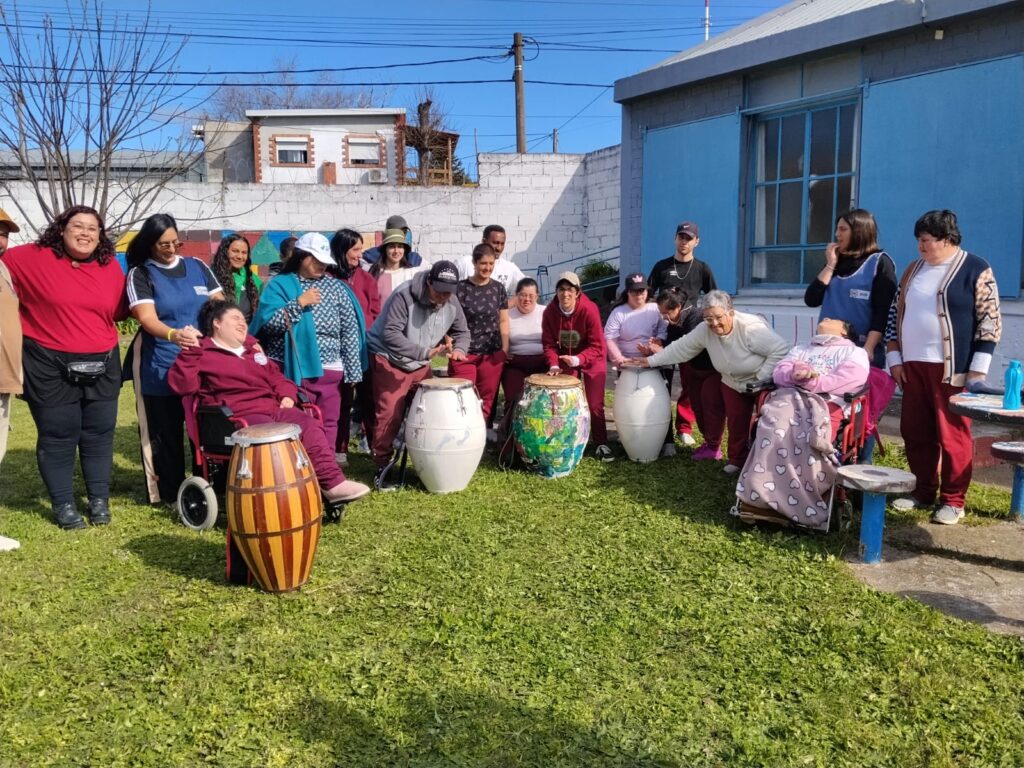 Chicos de Vida Plena en un alto del ensayo para el Carnaval Inclusivo