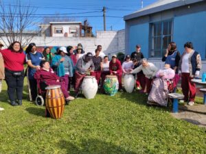 Chicos de Vida Plena en un alto del ensayo para el Carnaval Inclusivo