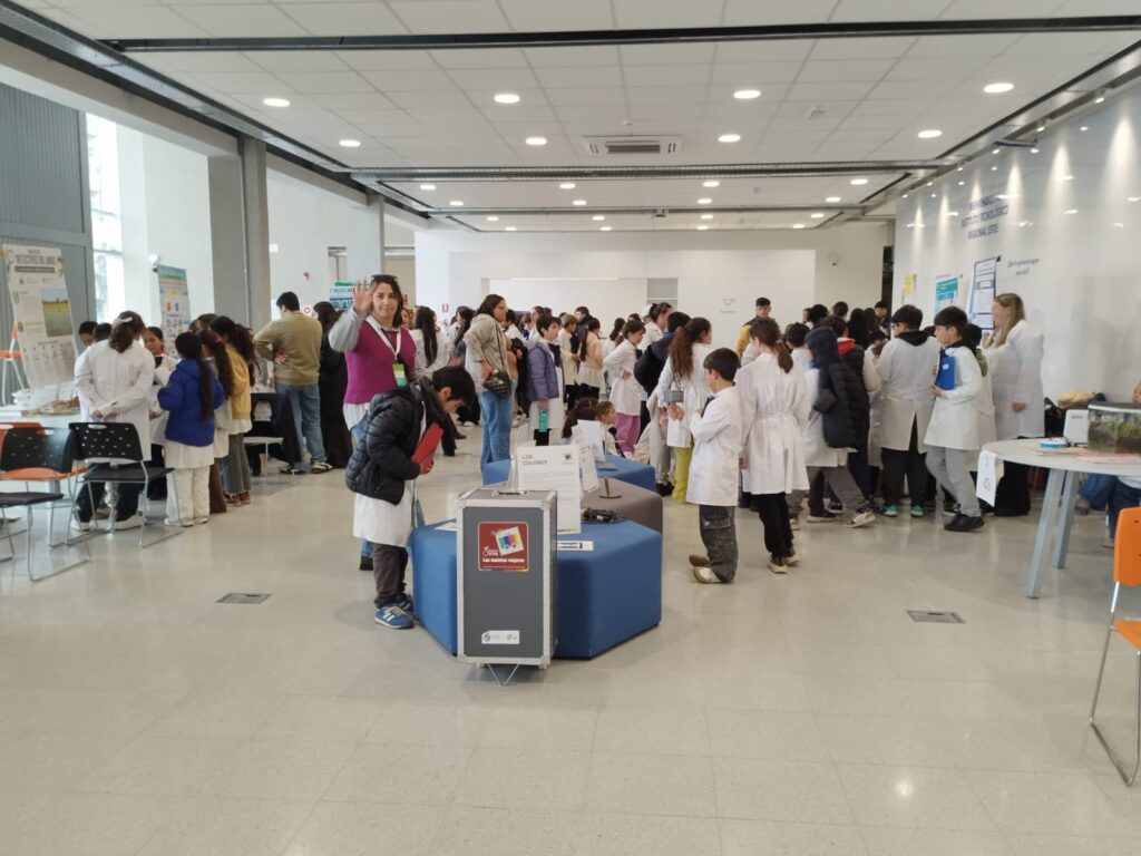 Panorama de salón de UTEC Lavalleja, pasión, investigación y conocimientos.
