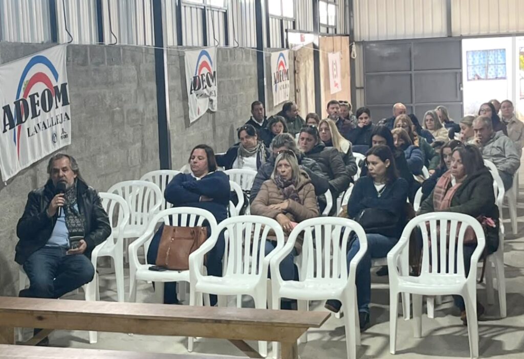 Parte de los funcionarios que concurrieron a la asamblea ayer. (Foto: Prensa ADEOM Lavalleja)