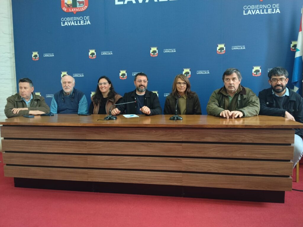 Los participantes de la conferencia de prensa.
