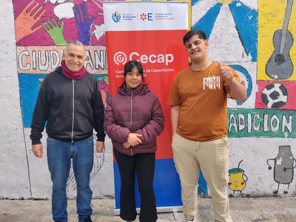 Los estudiantes junto al educador Rafael Rodríguez