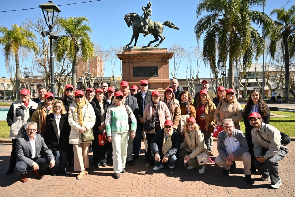 El embajador suizo en la Plaza Libertad, junto a autoridades locales y a integrantes de la nutrida delegación que llegó de visita y a descendientes de suizos que viven en el departamento. (Foto: Prensa IDL)