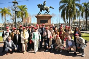 El embajador suizo en la Plaza Libertad, junto a autoridades locales y a integrantes de la nutrida delegación que llegó de visita y a descendientes de suizos que viven en el departamento. (Foto: Prensa IDL)