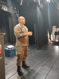 El coronel Rodolfo Álvarez, director del Hospital Central de las Fuerzas Armadas, en plena charla.