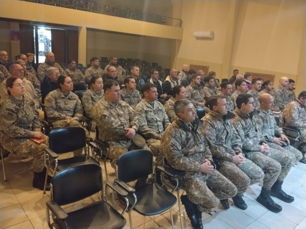 Usuarios de Sanidad Militar que presenciaron la actividad realizada en Casa de la Cultura de Minas.