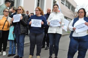 Movilización de ADEOM frente a la Intendencia ayer.
