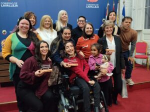 Las homenajeadas junto a familiares y edilas.