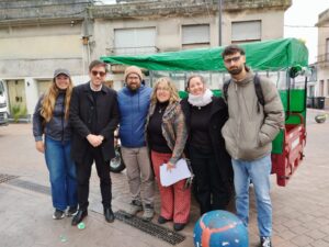 Autoridades departamentales, delante del motocarro que utilizará el proyecto en primera instancia.
