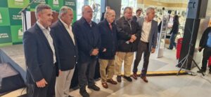 El directorio y jerarcas de la empresa junto a autoridades.