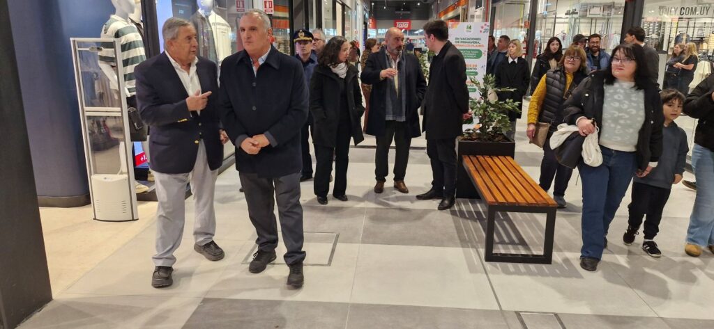 Carlos Alberto Lecueder junto al intendente Daniel Ximénez, recorriendo las nuevas instalaciones del centro comercial.