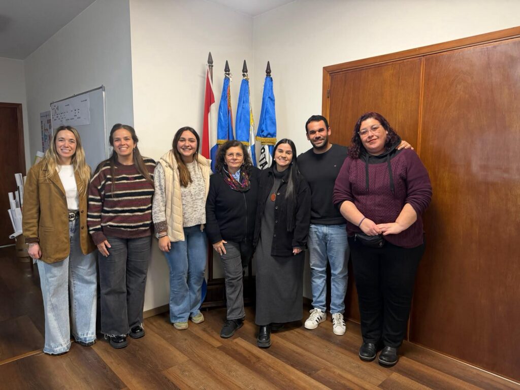 El edil junto a otras autoridades y personas que han participado de este proceso.