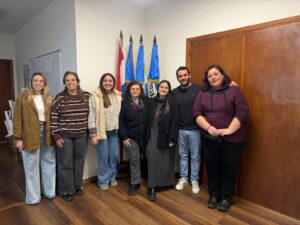 El edil junto a otras autoridades y personas que han participado de este proceso.