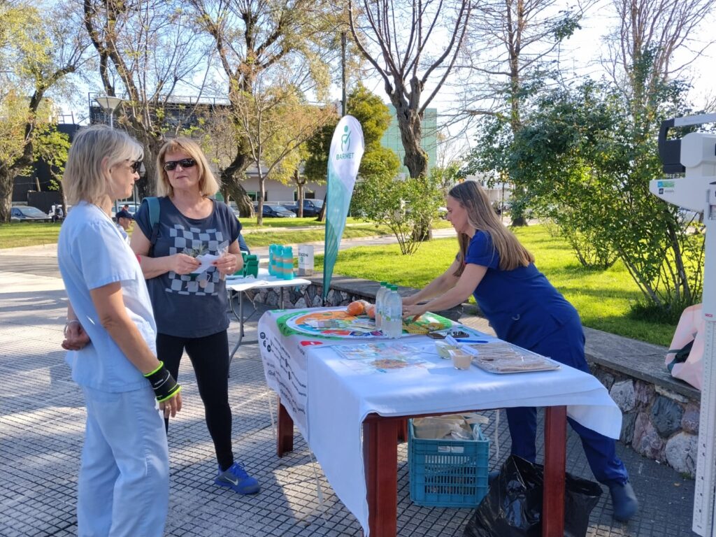 Muchos vecinos se acercaron a los puestos colocados por CAMDEL en la Plaza Rivera.