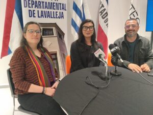 Josefina González junto a autoridades locales.