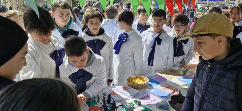 Colmado de niños, niñas y adolescentes la Feria Educativa.