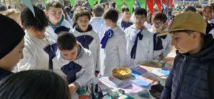Colmado de niños, niñas y adolescentes la Feria Educativa.