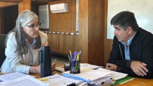 El diputado Javier Umpiérrez junto a la ministra Luvía Etcheverry. (Foto: Prensa Javier Umpiérrez)