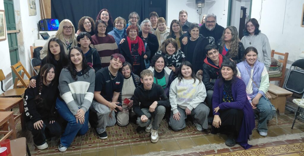 Haciendo teatro con amor y pasión, los dos elencos y el club de lectura.