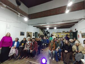 Colmada la sede de Amigos del Arte para ver y disfrutar del teatro.  