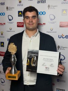Juan Pablo Cabrera con su premio Charrúa