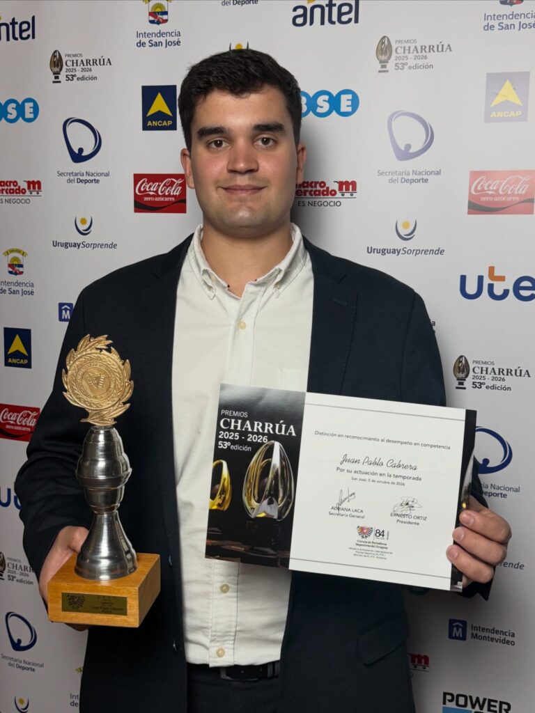 Juan Pablo Cabrera con su premio Charrúa