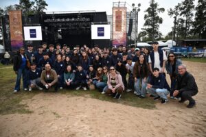 Autoridades departamentales junto a liceales que vinieron del interior del departamento a compartir la fiesta en el Parque Rodó (Foto: Prensa IDL)