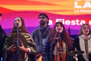 Artistas, autoridades de la IDL e integrantes de la comisión organizadora entonando A don José (Foto: Prensa IDL)