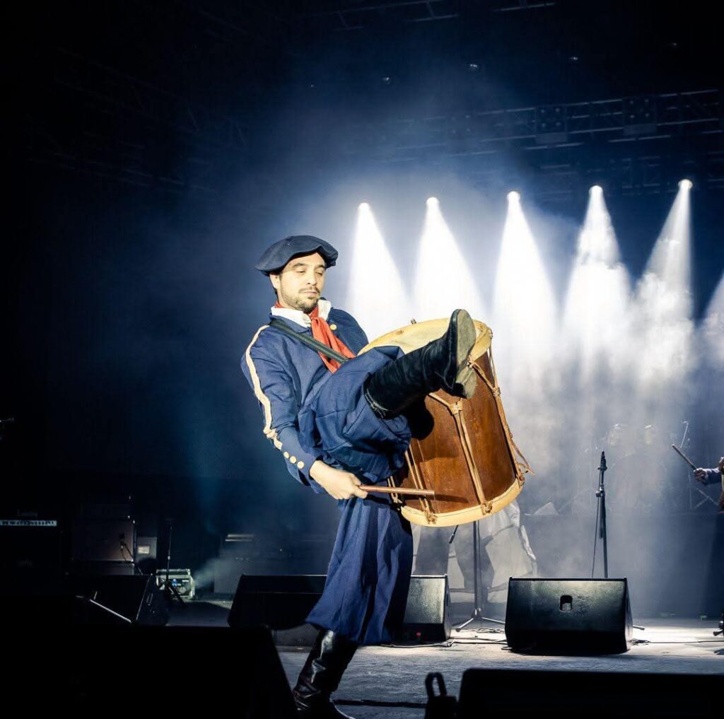 Juan Cesar y la danza folclórica.