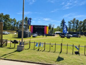 En la jornada de ayer martes, continuaba el armado del escenario principal del Parque Rodó.