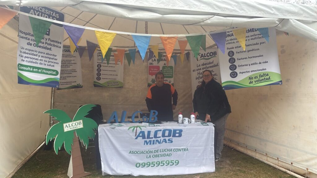 Integrantes de ALCOB en el stand que está instalado en el Parque Rodó
