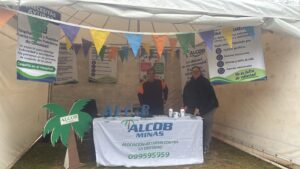 Integrantes de ALCOB en el stand que está instalado en el Parque Rodó